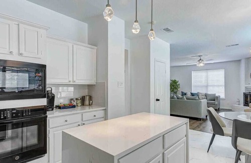 The Woodlands House | Luxurious, Spacious & Fun ~ Pool ~ Games~ Spa