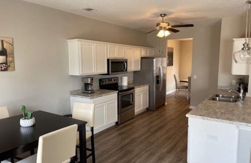 Fleming House | Luxurious & Spacious | ♛King Beds, Patio, Backyard