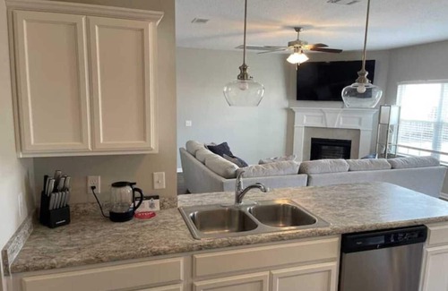 Fleming House | Luxurious & Spacious | ♛King Beds, Patio, Backyard