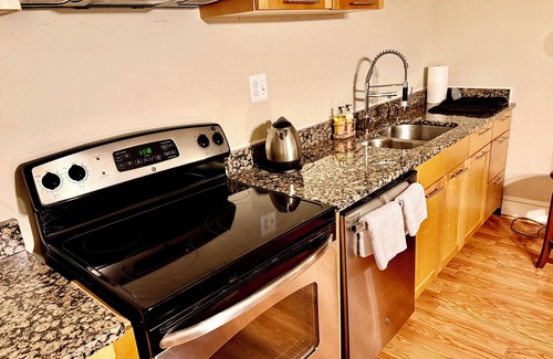 Clifton Apartment | Luxurious spacious suite w. private entrance 2 bedrooms f. bath f. kitchen gym!