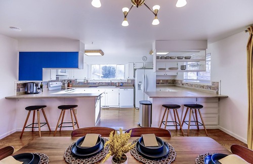North Central Westminster House | Luxurious & Spacious Home with Mini Golf, Arcade Games, Fire Pit and more!