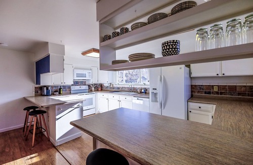 North Central Westminster House | Luxurious & Spacious Home with Mini Golf, Arcade Games, Fire Pit and more!