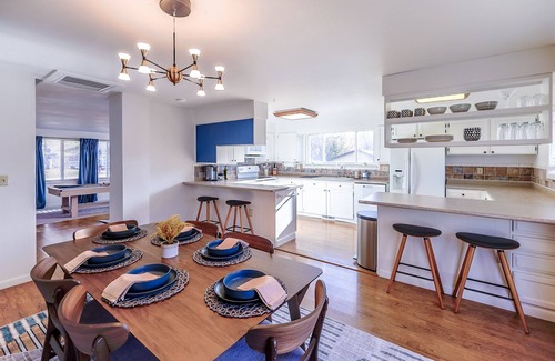 North Central Westminster House | Luxurious & Spacious Home with Mini Golf, Arcade Games, Fire Pit and more!