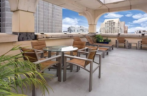 Union Square Condo | Luxurious Studio Condo in Prime SF Location!