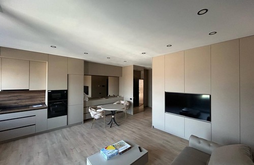 Tirgu Mures Apartment | Luxurious studio with WiFi and AC in delightful Târgu Mureș
