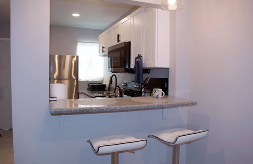 Downtown Condo | Luxurious Suite on w/Pool in Freeport