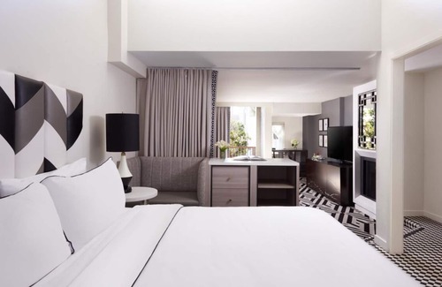 Norma Triangle Hotel | Luxurious Suite Close to Universal Studios Hollywood! Rooftop Heated Pool!