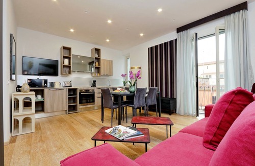 Rione XVI Ludovisi Apartment | Luxurious three-roomed apartment with balcony on the corner of Via Veneto