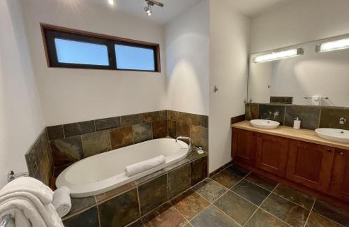 Ucluelet Apartment | Luxurious Top Floor Villa With Sweeping Pacific Ocean - Bbv