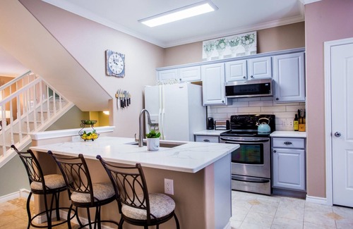 Corpus Christi Condo | Luxurious Townhome Overlooking Tropical Pool