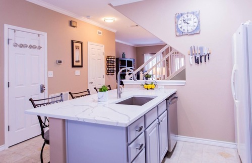 Corpus Christi Condo | Luxurious Townhome Overlooking Tropical Pool