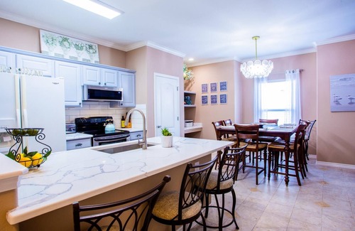 Corpus Christi Condo | Luxurious Townhome Overlooking Tropical Pool