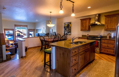 Bear Crossing House | Luxurious Townhome With 3 En-suites, Gorgeous Views and Private Hot Tub!