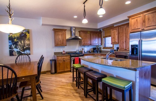 Bear Crossing House | Luxurious Townhome With 3 En-suites, Gorgeous Views and Private Hot Tub!