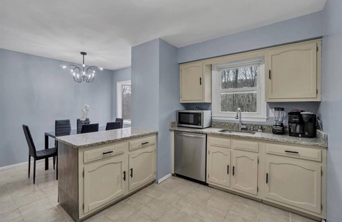 South Blooming Grove Villa | Luxurious & Tranquil ~ Pool ~ Fire Pit ~ Backyard!