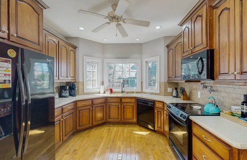 Helen House | Luxurious Tree House Retreat with wrap around balconies and Hot Tub