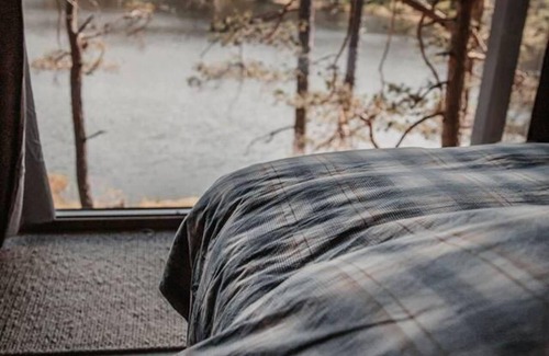 Iveland Cabin | Luxurious Tree Top Cabin by the Lake