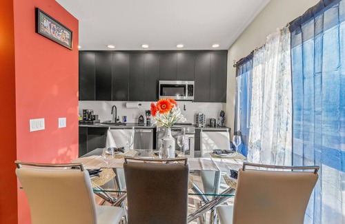 Olde Kensington Apartment | Luxurious two-beds, two-baths with a Beautiful Roof top view-15min from city
