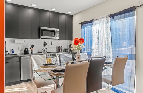 Olde Kensington Apartment | Luxurious two-beds, two-baths with a Beautiful Roof top view-15min from city