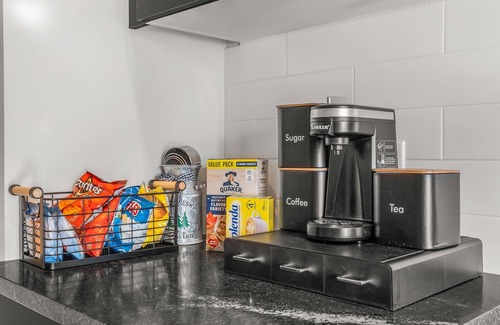 Olde Kensington Apartment | Luxurious two-beds, two-baths with a Beautiful Roof top view-15min from city