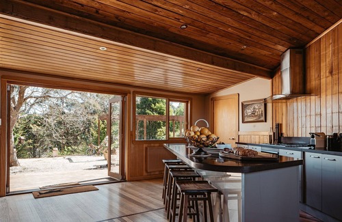 Yarra Junction House | Luxurious Unique, Private Paradise-Kangaroo Manor
