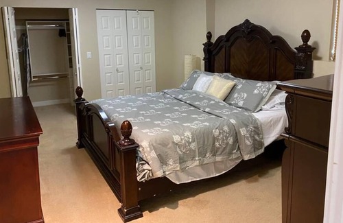 Maple Ridge House | Luxurious, Urban 2 Bedroom Oasis Suite