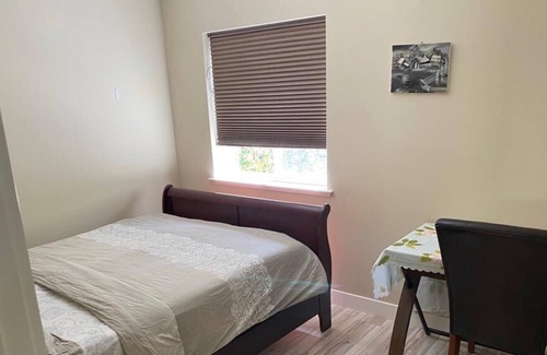 Maple Ridge House | Luxurious, Urban 2 Bedroom Oasis Suite
