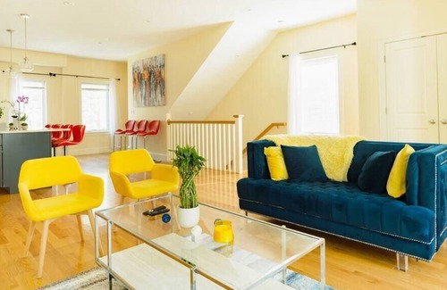 Oak Square House | Luxurious Urban Oasis with Patio and Free Parking