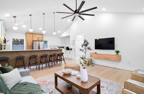 Beachwood Apartment | Luxurious Retreat with Sauna & Modern Design