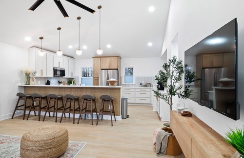 Beachwood Apartment | Luxurious Retreat with Sauna & Modern Design