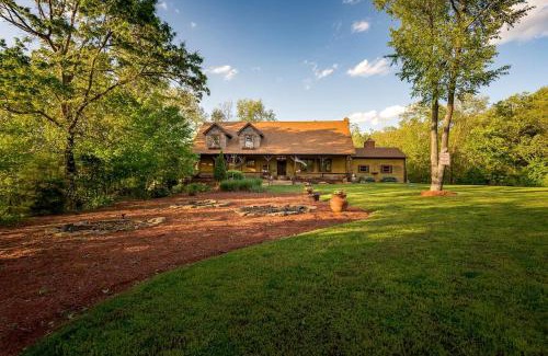 Henryville House | Luxurious Vacation Rental for Groups near Hoosier National Forest, Indiana
