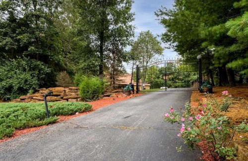 Henryville House | Luxurious Vacation Rental for Groups near Hoosier National Forest, Indiana