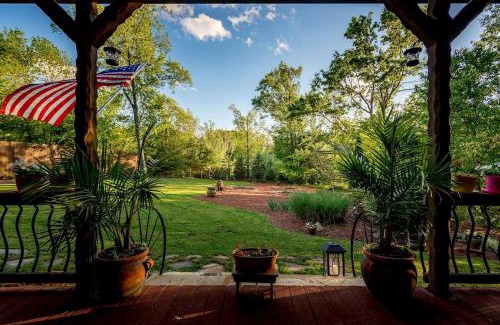 Henryville House | Luxurious Vacation Rental for Groups near Hoosier National Forest, Indiana