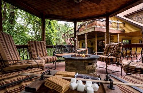 Henryville House | Luxurious Vacation Rental for Groups near Hoosier National Forest, Indiana