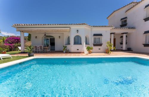 Urbanizacion el Rosario Villa | Luxurious villa close to sea and golf