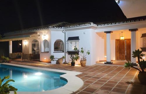 Urbanizacion el Rosario Villa | Luxurious villa close to sea and golf