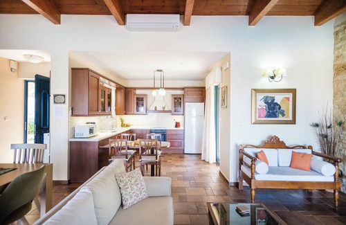 Giannoudion House | Luxurious villa, idyllic view, 5km from town & beach, total privacy, large pool