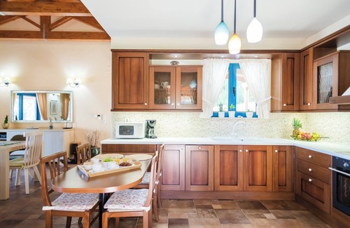 Giannoudion House | Luxurious villa, idyllic view, 5km from town & beach, total privacy, large pool