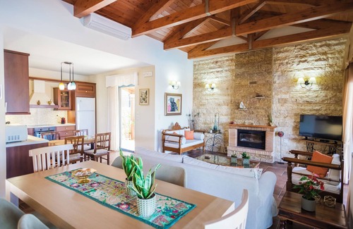 Giannoudion House | Luxurious villa, idyllic view, 5km from town & beach, total privacy, large pool