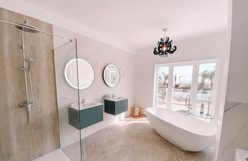 Costa Teguise Villa | Luxurious villa next to golf course!