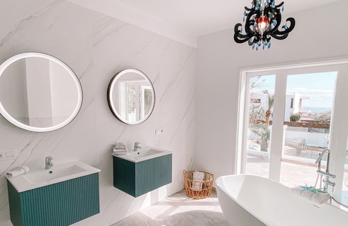 Costa Teguise Villa | Luxurious villa next to golf course!