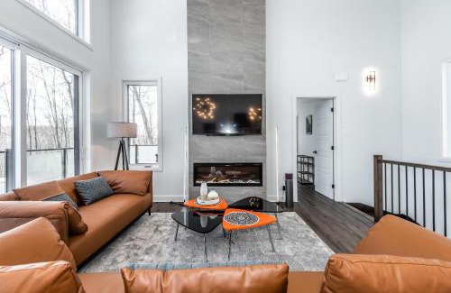 Mont-Tremblant Village Ski Chalet | Luxurious Villa Tremblant 4 Bdrs W Hot Tub B5