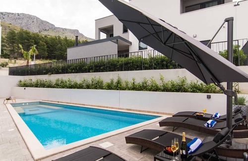 Strozanac Villa | Luxurious villa with heated pool near Split