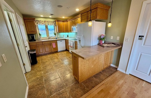 Stevensville House | Luxurious Walkout Basement, 2 Suites, Kitchen & Scenic Views in Stevensville MT