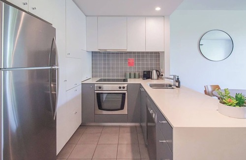 Cairns Central Business District Condo | Luxurious Waterfront Escape at Harbour Lights – Stunning Marina Views & Prime Location!