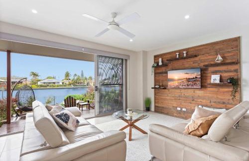 Birtinya House | Luxurious Waterfront Paradise Stunning Views