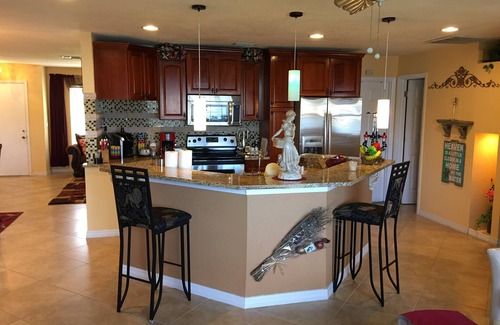 Holiday House | Luxurious Waterfront Holiday Home with Fully Encompassing Lakeview