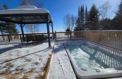 Wahnapitae First Nation House | Luxurious waterfront retreat