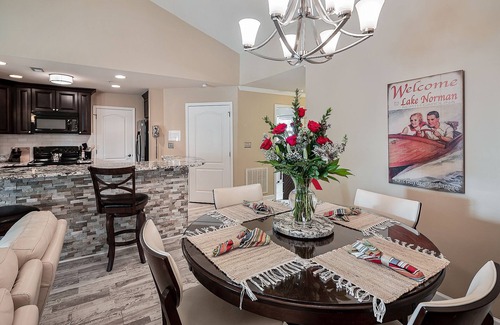 Cornelius Condo | Luxurious Waterfront Penthouse l Fun for Families & Long Stays