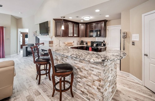 Cornelius Condo | Luxurious Waterfront Penthouse l Fun for Families & Long Stays